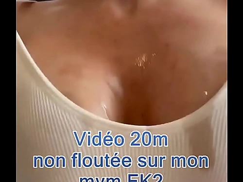 FK2 - Cougar En Brassi&egrave;re De Fitness Branle Une Sting De Jeune Entre Ses Gros Seins Naturels