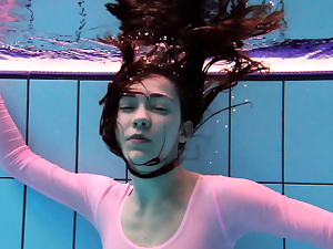 Enjoy Roxalana underwater bare in pool